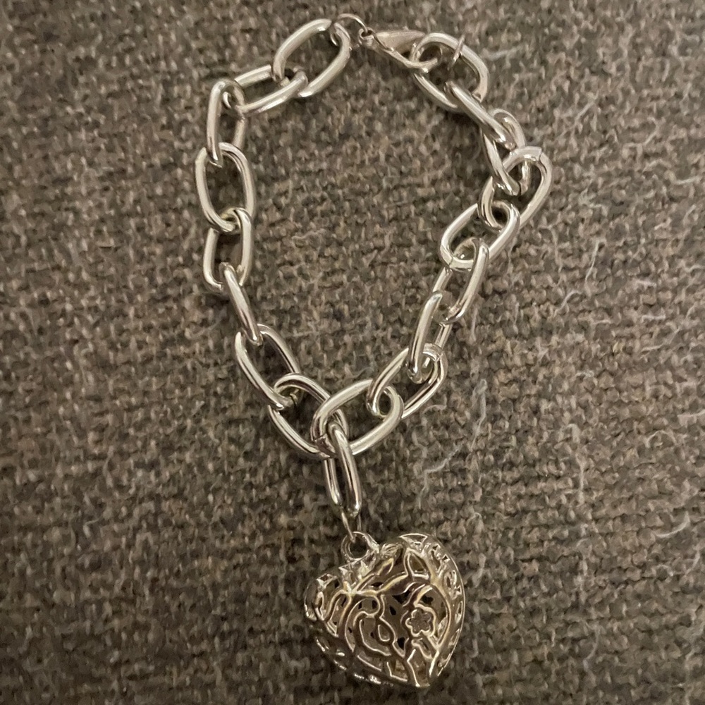 Elegant Silver toned Heart Pendant Bracelet